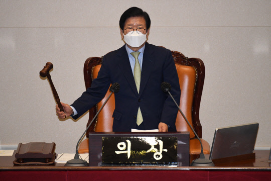 국회에서 기업 규제 입법이 쏟아지면서 기업 경영 부담이 가중되고 있다. 사진은 박병석 국회의장이 21일 오전 서울 여의도 국회 본회의장에서 열린 제387회국회(임시회) 제2차 본회의를 주재하는 모습.연합뉴스